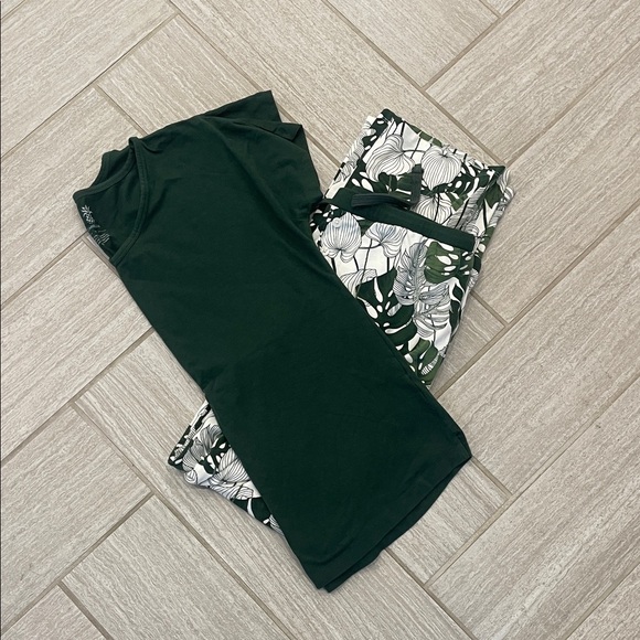 Cariloha Other - Cariloha Dark Green Top and Leaf Print Bamboo Pajama Set